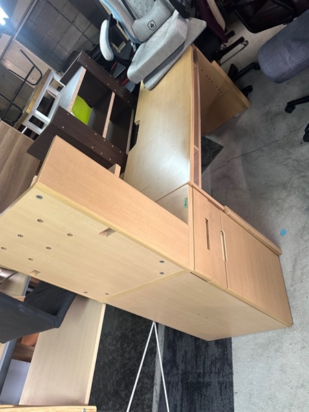 Bàn học vàng có kệ