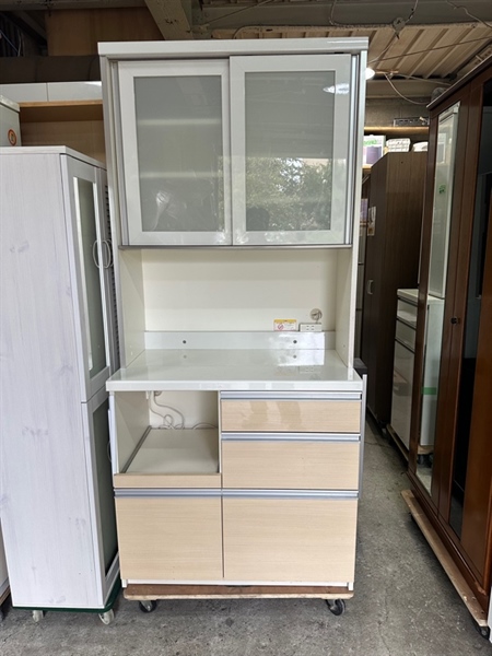 Tủ bếp trắng bóng 4 ngăn kéo đều hít 2 cánh có ổ cắm