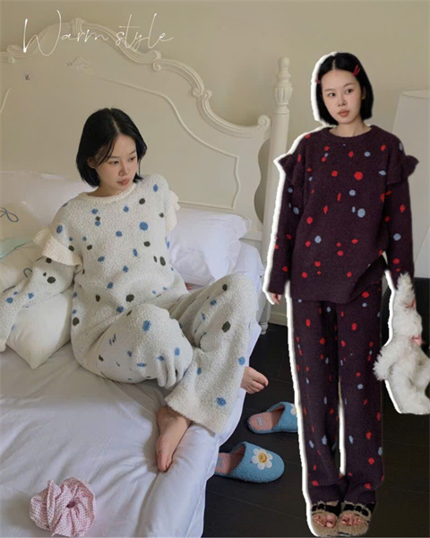 Bộ mặc nhà thu đông DSTUDIO họa tiết vẽ chấm bi sắc màu kiểu dáng nữ tính nhấn viền béo D25229