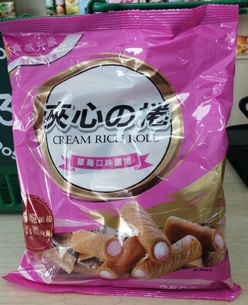 Bánh cuộn kem dâu Want Want gói 250g