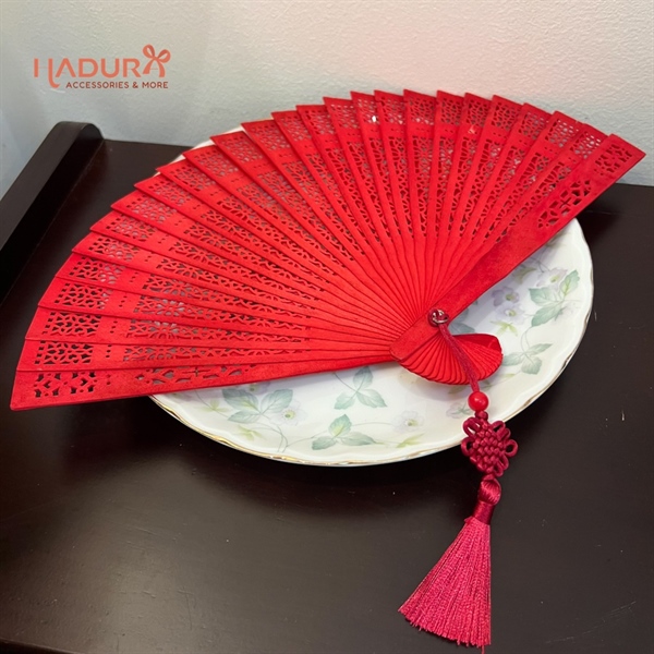 Quạt gỗ đỏ đính charm