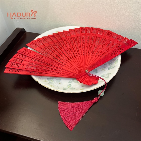 Quạt gỗ đỏ đính charm