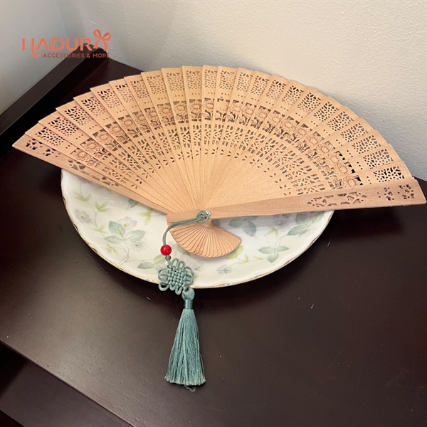 Quạt gỗ đính charm