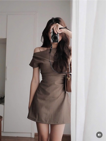 Đầm nâu lệch vai KA