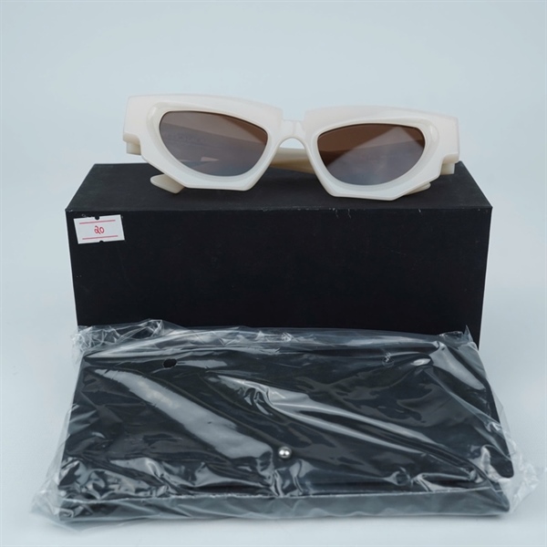 Kính Kuboraum trắng ngà F5 WH (52-21-145) KG+