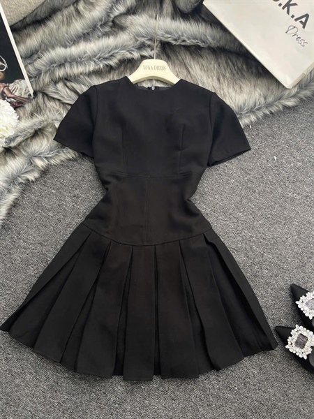 Đầm đen xòe xếp ly K
