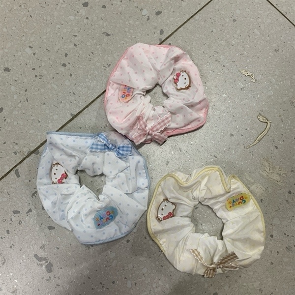 Cột tóc scrunchies chấm bi