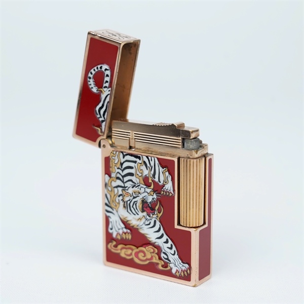 Bật lửa S.T Dupont đỏ hình hổ (85FNG45) KG+