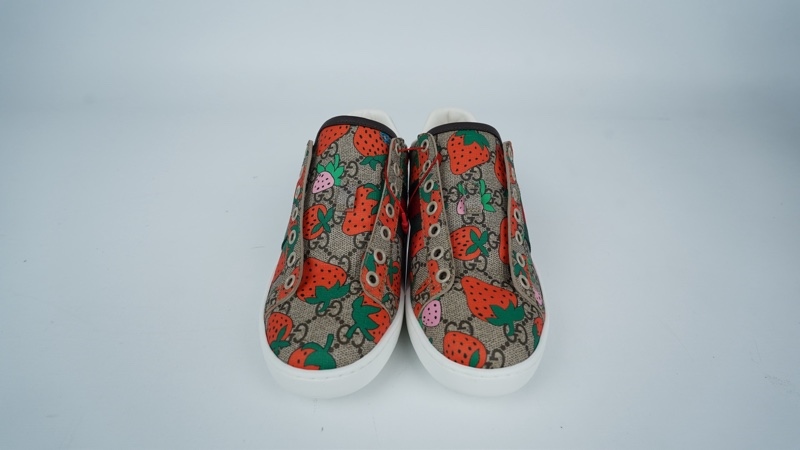 Giày GG xám in hình trái dâu sz35.5 (TT) KG+