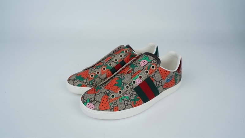 Giày GG xám in hình trái dâu sz36 (TT) KG+