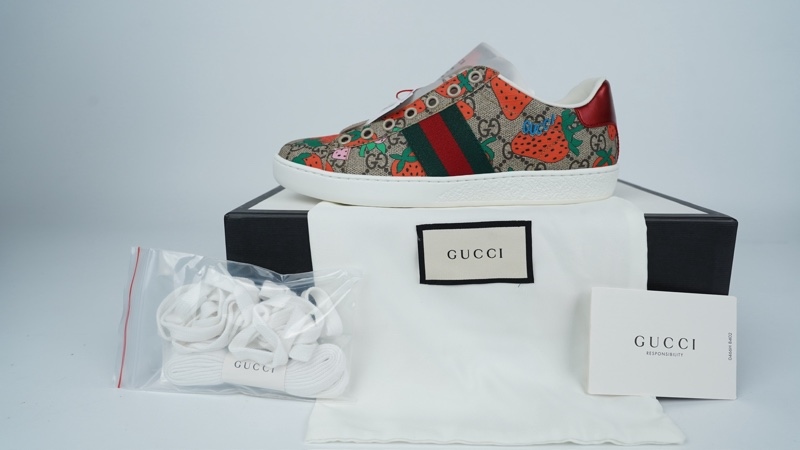 Giày GG xám in hình trái dâu sz35.5 (TT) KG+