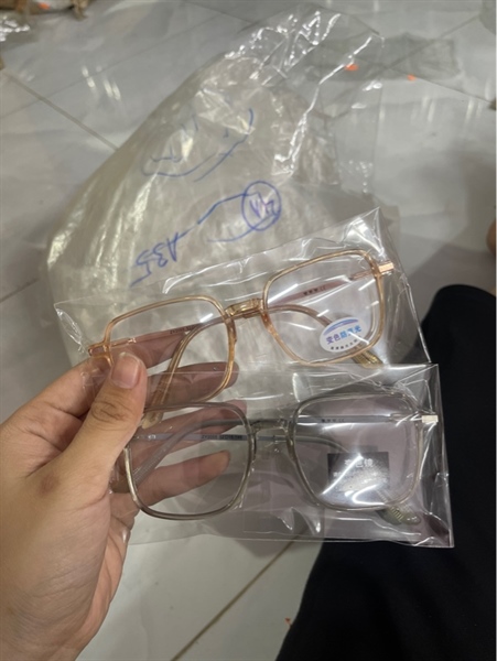 Kính mắt gọng vuông