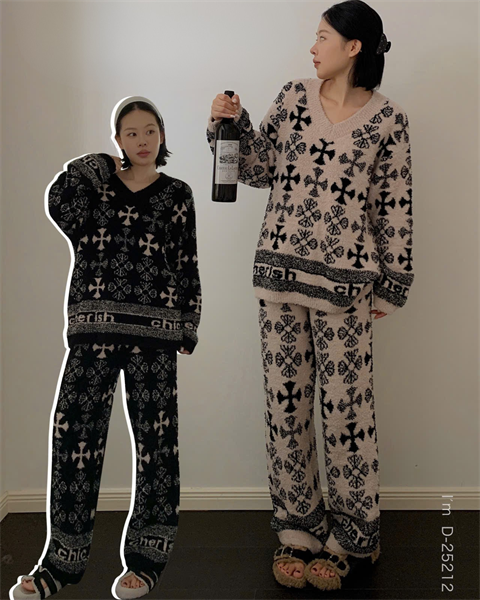 Bộ mặc nhà thu đông DSTUDIO áo cổ V họa tiếtđối xứng phong cách Old Money D25212