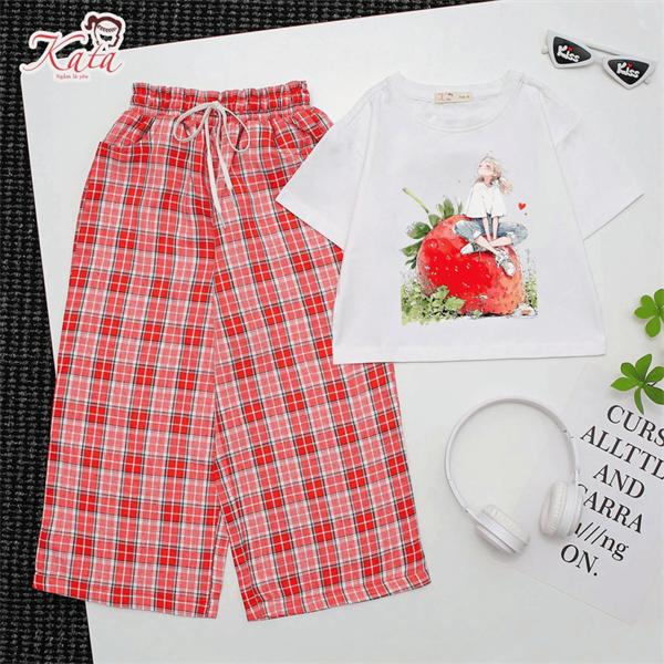 BG QUẦN CARO SUÔNG ÁO CÔ GÁI NGỒI QUẢ DÂU SIZE 4-14,R6