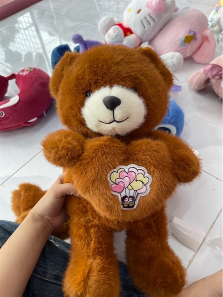 Gấu teddy ôm bóng