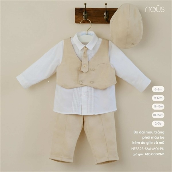 Bộ dài màu trắng phối màu be kèm áo gile và mũ