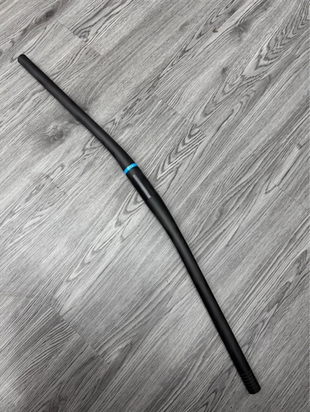 Tay lái carbon Quai