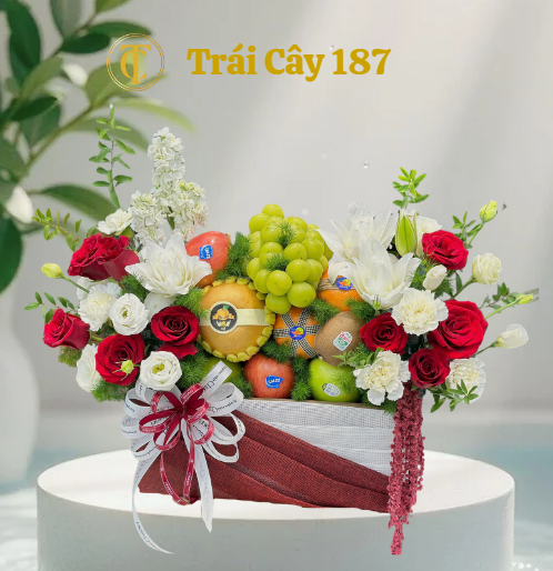 Giỏ Trái Cây Nhập Khẩu Tone Đỏ Mix Hoa Hồng, Hoa Ly