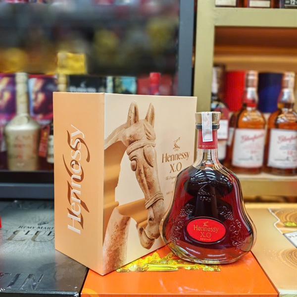 Hennessy XO Deluxe 700ml 2026 con ngựa