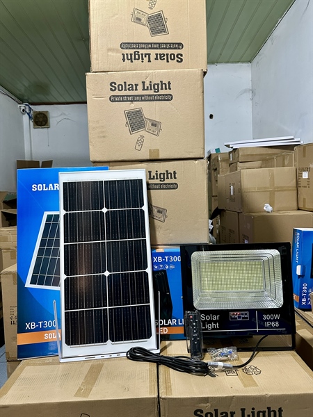 ĐÈN PHA NLMT XB PRO PHA 300W --- Bộ đèn năng lượng mặt trời solar light 300W, gồm tấm pin và giá đỡ