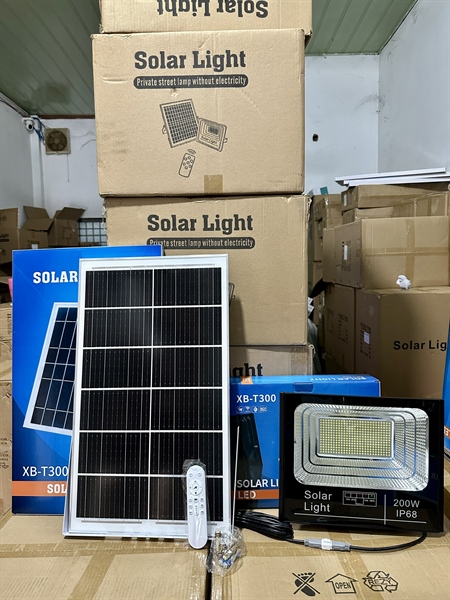 ĐÈN NLMT XB PRO PHA 200W --- Bộ đèn năng lượng mặt trời solar light 200W, gồm tấm pin và giá đỡ