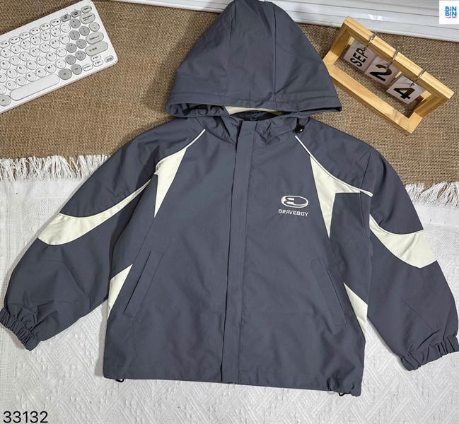 33132-Áo Khoác Gió Ghi Khóa Kéo Trắng Chữ B