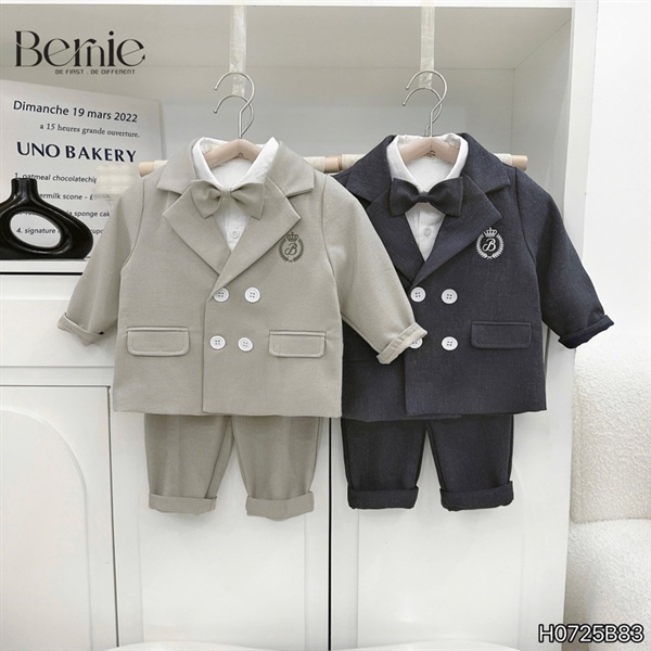 Bộ vest công tử huy hiệu