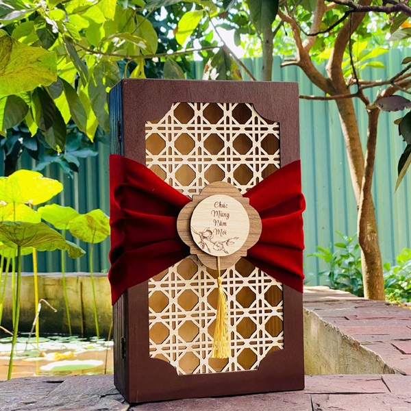 Hộp gỗ thông nắp ván gỗ hoạ tiết mây mắt cáo phối phụ kiện