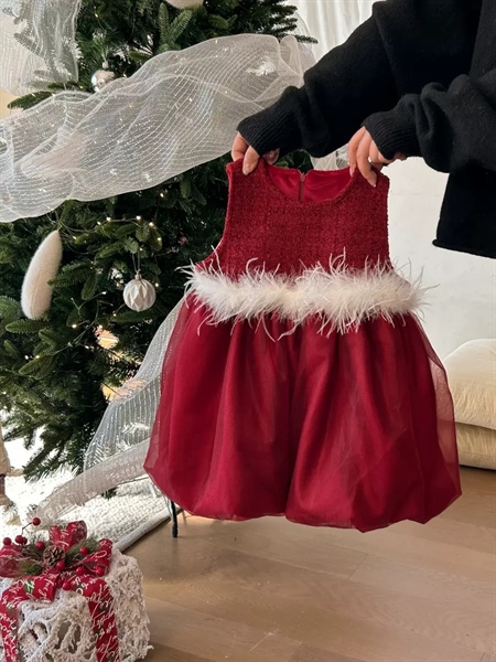 Váy đỏ phối voan đính lông trắng