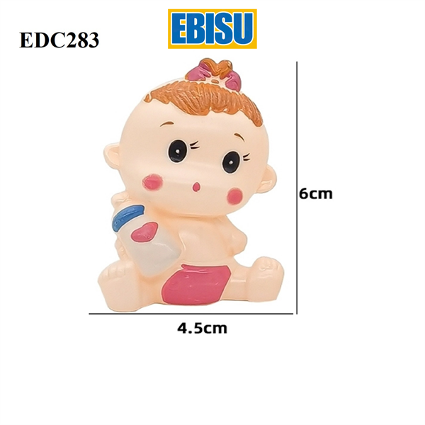 Bé gái ôm bình sữa