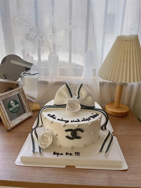 シャネル風 白黒ケーキ - Bánh Kem Chanel Trắng Đen