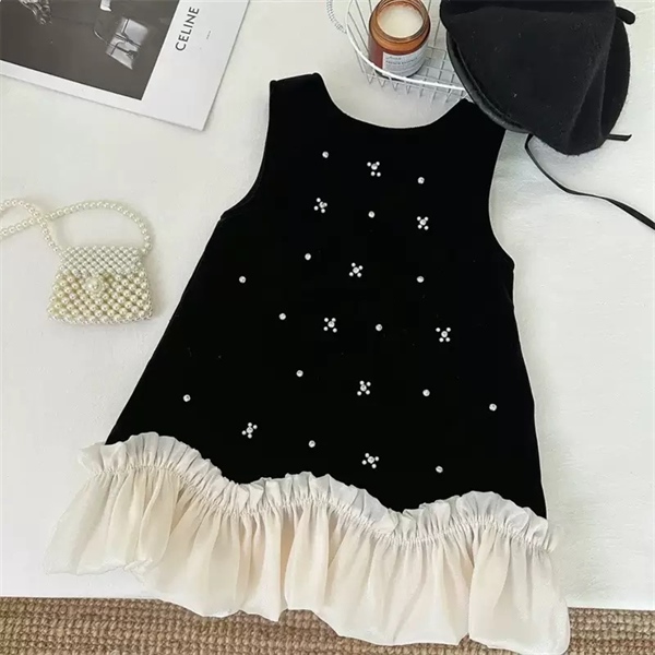 Váy nhung đen đính đá