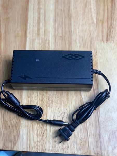 Sạc Pin Lion 5s 21Vol 3A Loại Tốt Có Quạt Gió Và Đèn Báo Đầy