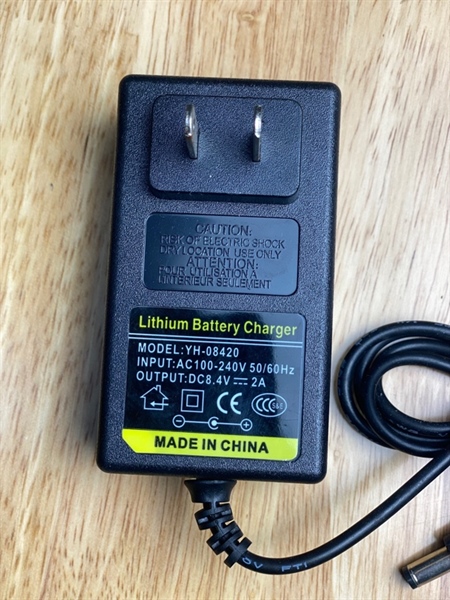 Sạc Pin Lion 2S 8.4vol 2A Jack 5.5 Có đèn báo đầy tự ngắt