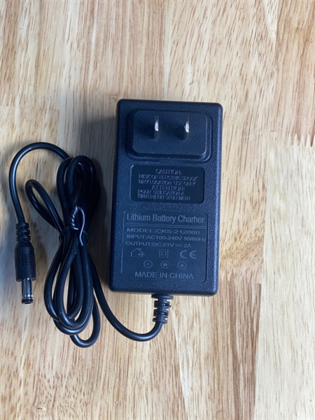 Sạc Pin Lion 5S 21vol 2A có đèn báo tự ngắt