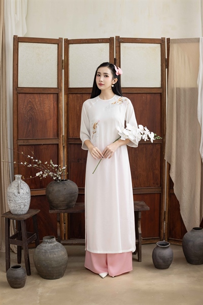 Áo dài suông lụa gấm cổ tròn thêu phụng