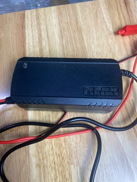 ￼Sạc 4s pin sắt-14,6v 5A đầu kẹp