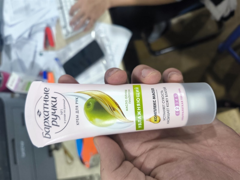 Kem dưỡng da tay Velvet Hands chiết xuất oliu – Nga – Tuýp 80ml