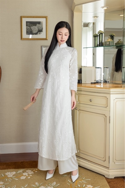 Áo dài suông xô đính hoa cổ tay dài