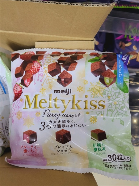 SCL tươi 3 vị Meiji Melty Kiss 121gr (12)