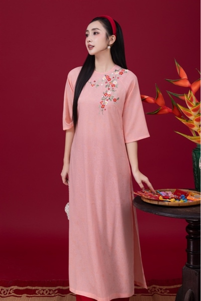 Áo dài suông lụa gấm thêu mai rơi
