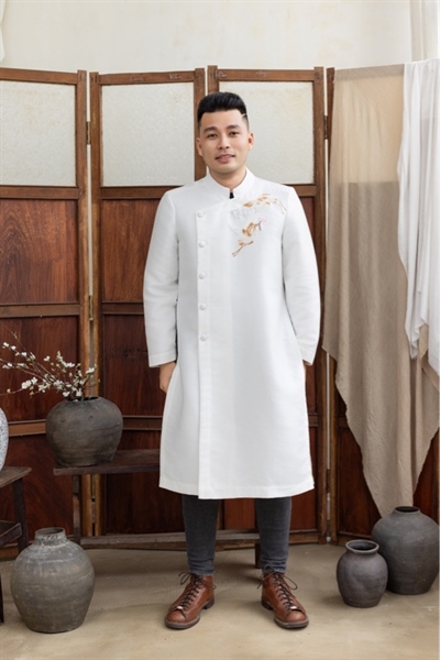 Áo dài gấm nút bọc 1 bên thêu phụng