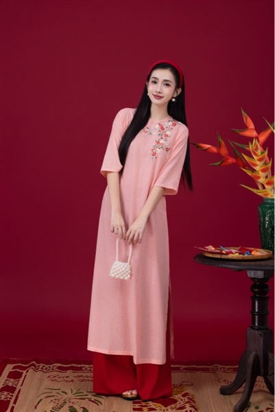 Áo dài suông lụa gấm thêu mai rơi