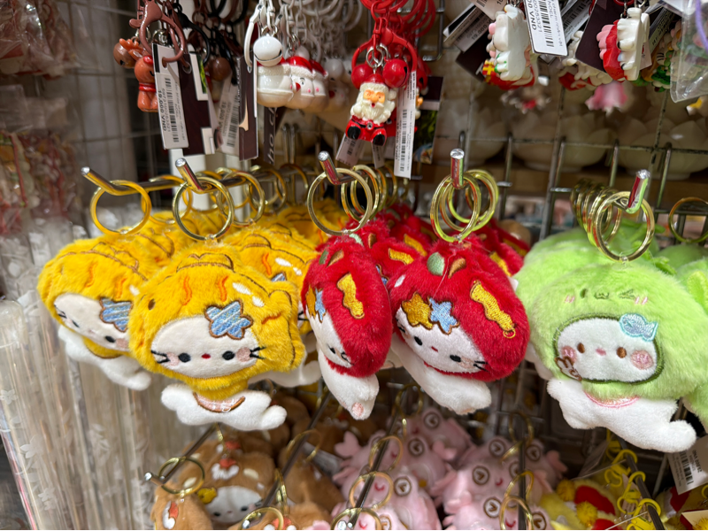 Móc khóa mèo Kitty đội mũ cosplay nhiều màu