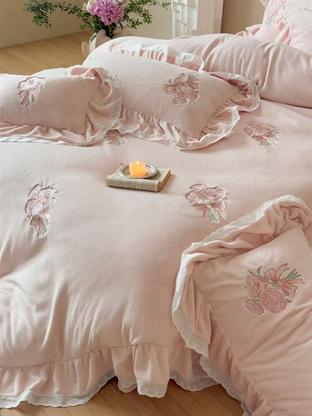 Bộ ga thêu hoa hồng viền bèo | Sữa bò 230g - DF02.HONG