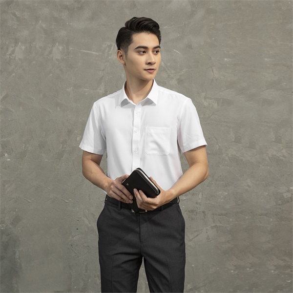 Áo sơ mi trắng ngắn tay Aristino ASSR06 trắng trơn, sợi sồi modal, dáng Regular fit, suông vừa, tà bằng, có túi ngực