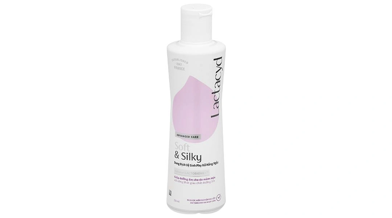 Dung dịch vệ sinh phụ nữ Lactacyd Soft & Silky 250ml