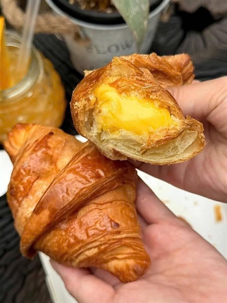 Bánh sừng bò Lava trứng muối