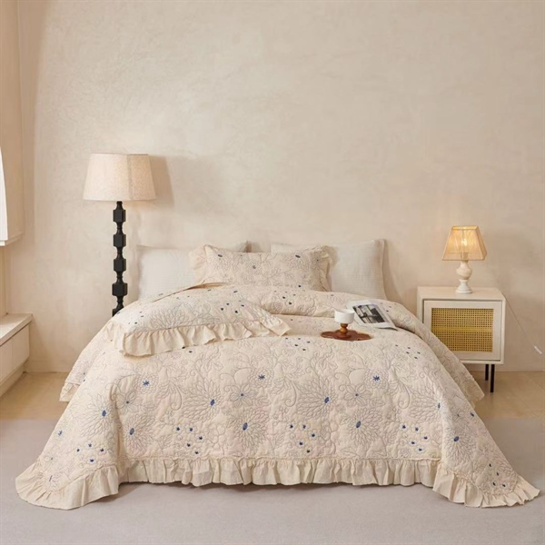 Bộ ga chần 3 món | Bari Cotton - LX07.03 - Chần hoa cúc nhụy xanh, viền bèo