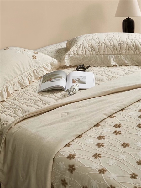 Bộ ga ❝Flora Dormant❞ chần full | Cotton Linen Pháp - JF08 - Hoa nổi, Chần hoa dây - Vỏ chăn chần 200x230 cm
